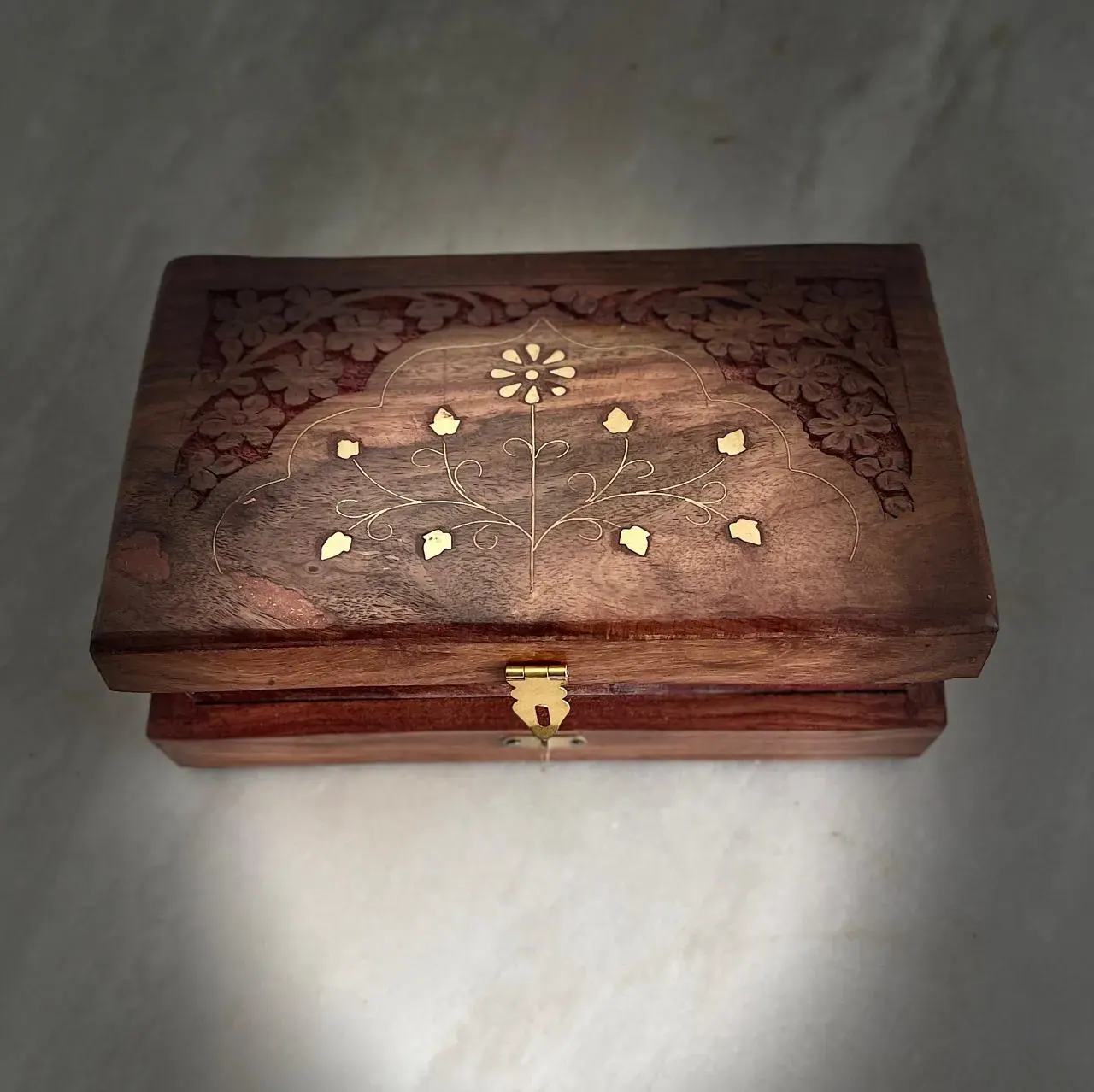 Carved wood gift box with dates and coffee for an Abu Dhabi corporate order